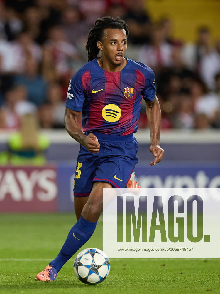 Jules Kounde of FC Barcelona, Barca in action during the UEFA Champions League match between FC Barcelona v Olympiakos Piraeus at the Lluis Companys Olympic Stadium on October 21, 2025 in Barcelona Spain. Barcelona Spain - ZUMAr232 20251021_zsp_r232_156
