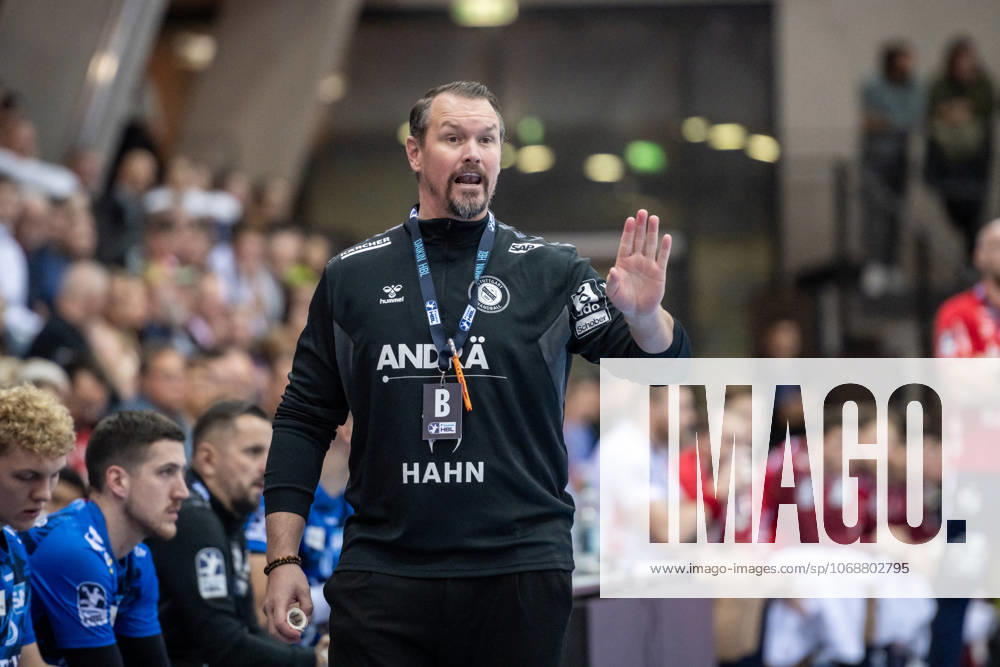 Misha Kaufmann (TVB Stuttgart, Trainer) - gestikuliert am Spielfeldrand GER, TVB Stuttgart - SG Flensburg-Handewitt, DAIKIN HBL, Handball, Bundesliga, DHB Pokal Achtelfinale, Spielzeit 2025 2026, 05.11.2025 GER, TVB Stuttgart - SG Flensburg-Handewitt, DAIKIN HBL, Handball, Bundesliga, DHB Pokal Achtelfinale, Spielzeit 2025 2026, 05.11.2025 Stuttgart