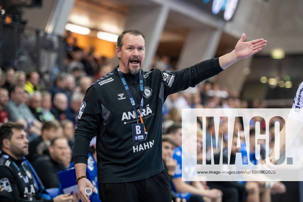 Misha Kaufmann (TVB Stuttgart, Trainer) - gestikuliert am Spielfeldrand GER, TVB Stuttgart - SG Flensburg-Handewitt, DAIKIN HBL, Handball, Bundesliga, DHB Pokal Achtelfinale, Spielzeit 2025 2026, 05.11.2025 GER, TVB Stuttgart - SG Flensburg-Handewitt, DAIKIN HBL, Handball, Bundesliga, DHB Pokal Achtelfinale, Spielzeit 2025 2026, 05.11.2025 Stuttgart