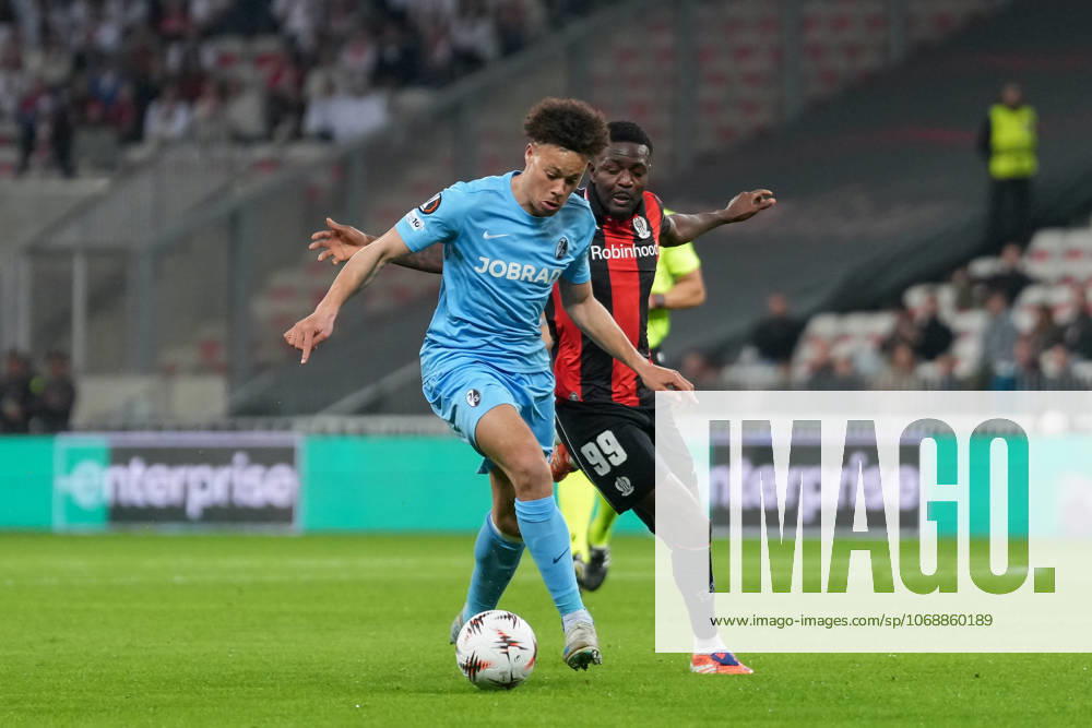 Derry Scherhant (SC Freiburg, 07) im Zweikampf mit Salis Abdul Samed (OGC Nizza, 99) , Frankreich, Fussball, UEFA Europa League, 4.Spieltag, Ligaphase, 2025 2026, OGC Nizza vs. SC Freiburg, 06.11.2025, Allianz Riviera, Nizza, Frankreich Nizza Allianz Riviera Provence-Alpes-CÃ te d Azur, CÃ Frankreich