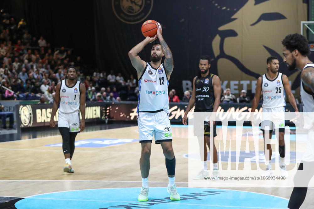 Basketball easyCredit BBL, Basketball Loewen Braunschweig - Veolia Hamburg Towers, v.l. Martin Breunig (Hamburg, 13) wirft Korb, wirft, trifft, Korb, Treffer, scores Braunschweig