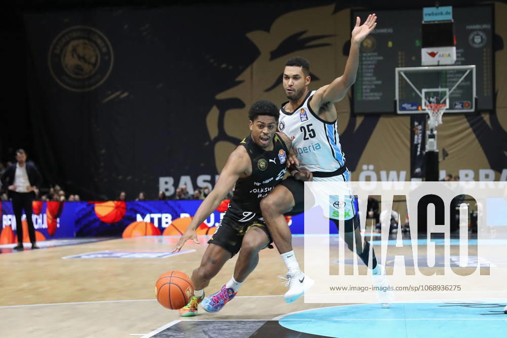 Basketball easyCredit BBL, Basketball Loewen Braunschweig - Veolia Hamburg Towers, v.l. Grant Sherfield (Braunschweig, 25), Kenneth Ogbe (Hamburg, 25) Zweikampf, Duell, Kampf, tackle Braunschweig