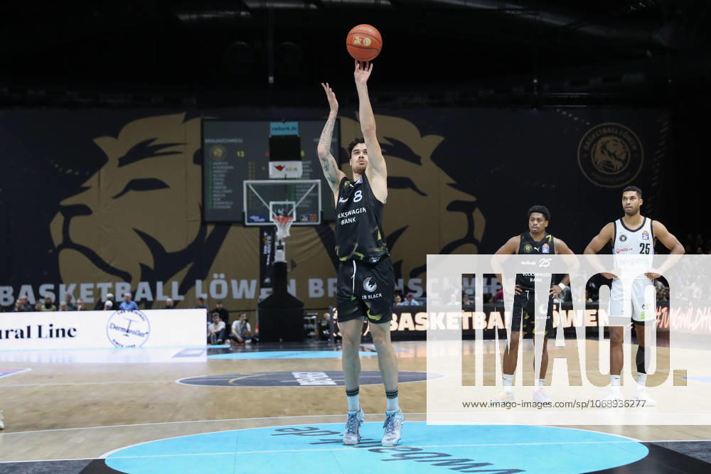 Basketball easyCredit BBL, Basketball Loewen Braunschweig - Veolia Hamburg Towers, v.l. Joshua Obiesie (Braunschweig, 8) wirft Korb, wirft, trifft, Korb, Treffer, scores Braunschweig