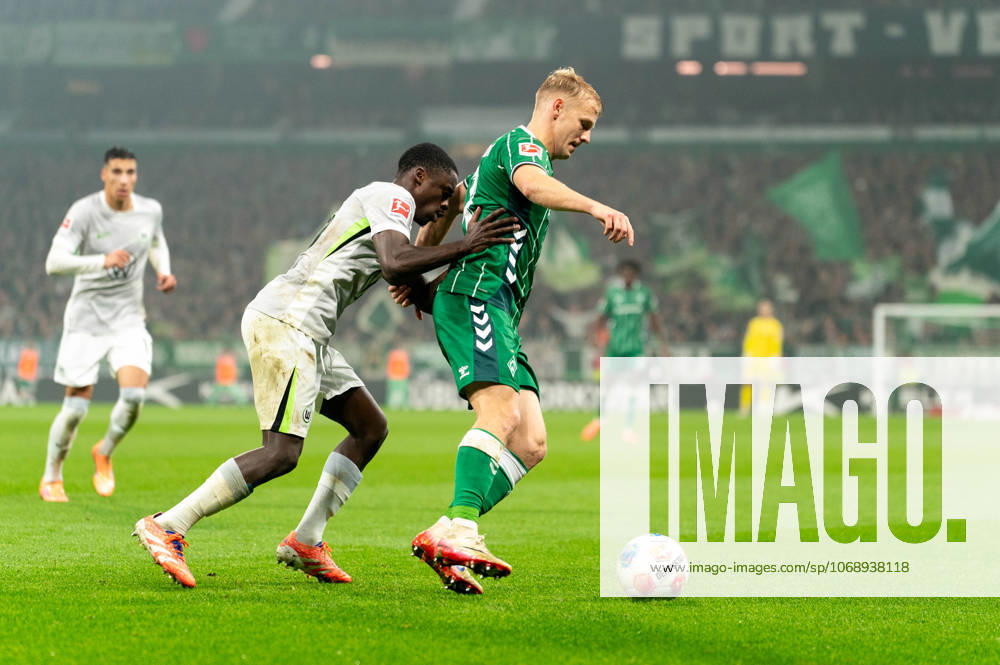 Marco Gruell (SV Werder Bremen, 17) im Zweikampf, Kampf um den Ball mit Sael Kumbedi (VfL Wolfsburg, 26), GER, SV Werder Bremen vs VfL Wolfsburg, Fussball, Bundesliga, Spieltag 10, Saison 2025 2026, 07.11.2025 DFL REGULATIONS PROHIBIT ANY USE OF PHOTOGRAPHS AS IMAGE SEQUENCES AND OR QUASI-VIDEO GER, SV Werder Bremen vs VfL Wolfsburg, Fussball, Bundesliga, Spieltag 10, Saison 2025 2026, 07.11.2025 Bremen