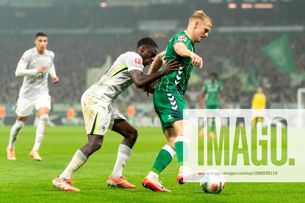 Marco Gruell (SV Werder Bremen, 17) im Zweikampf, Kampf um den Ball mit Sael Kumbedi (VfL Wolfsburg, 26), GER, SV Werder Bremen vs VfL Wolfsburg, Fussball, Bundesliga, Spieltag 10, Saison 2025 2026, 07.11.2025 DFL REGULATIONS PROHIBIT ANY USE OF PHOTOGRAPHS AS IMAGE SEQUENCES AND OR QUASI-VIDEO GER, SV Werder Bremen vs VfL Wolfsburg, Fussball, Bundesliga, Spieltag 10, Saison 2025 2026, 07.11.2025 Bremen