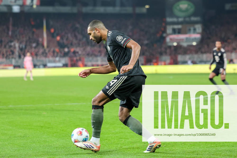 Jonathan Tah (FC Bayern Muenchen, 04) mit Ball, GER, 1. FC Union Berlin vs. FC Bayern Muenchen, Fussball, Bundesliga, 10. Spieltag, Saison 2025 2026, 08.11.2025, , GER, 1. FC Union Berlin vs. FC Bayern Muenchen, Fussball, Bundesliga, 10. Spieltag, Saison 2025 2026, 08.11.2025 Berlin