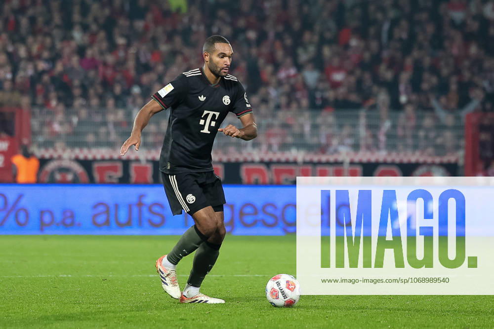 Jonathan Tah (FC Bayern Muenchen, 04) mit Ball, GER, 1. FC Union Berlin vs. FC Bayern Muenchen, Fussball, Bundesliga, 10. Spieltag, Saison 2025 2026, 08.11.2025, , GER, 1. FC Union Berlin vs. FC Bayern Muenchen, Fussball, Bundesliga, 10. Spieltag, Saison 2025 2026, 08.11.2025 Berlin