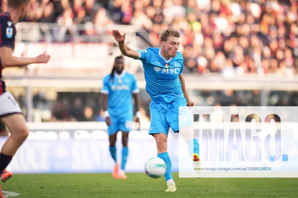 NapoliÕs Rasmus Hojlund fights for the ball with Bologna s Torbjorn Heggem during the Serie A soccer match between Bologna and Napoli at the Renato DallÕAra Stadium in Bologna, north Italy - Sunday, November 9, 2025 -