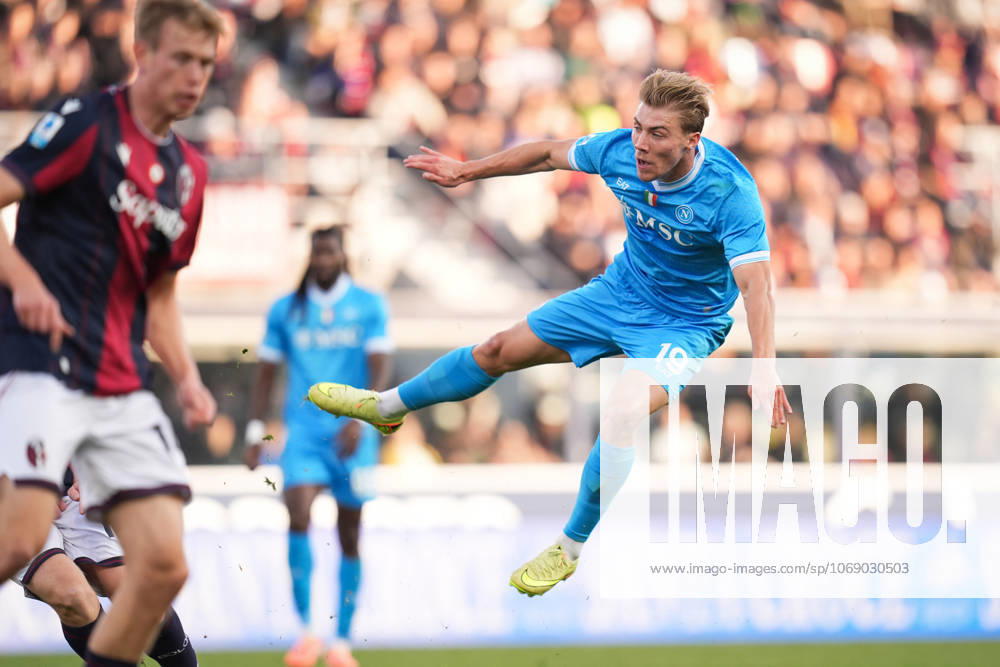 NapoliÕs Rasmus Hojlund fights for the ball with Bologna s Torbjorn Heggem during the Serie A soccer match between Bologna and Napoli at the Renato DallÕAra Stadium in Bologna, north Italy - Sunday, November 9, 2025 -