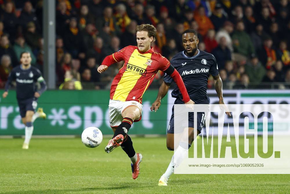 DEVENTER - (l-r) Melle Meulensteen of Go Ahead Eagles, Cyle Larin of Feyenoord during the Dutch Eredivisie match between Go Ahead Eagles and Feyenoord in De Adelaarshorst on November 9, 2025 in Deventer, Netherlands. ANP VINCENT JANNINK Eredivisie 2025-2026 ANPxSportx IVx 541702385 originalFilename: 541702385