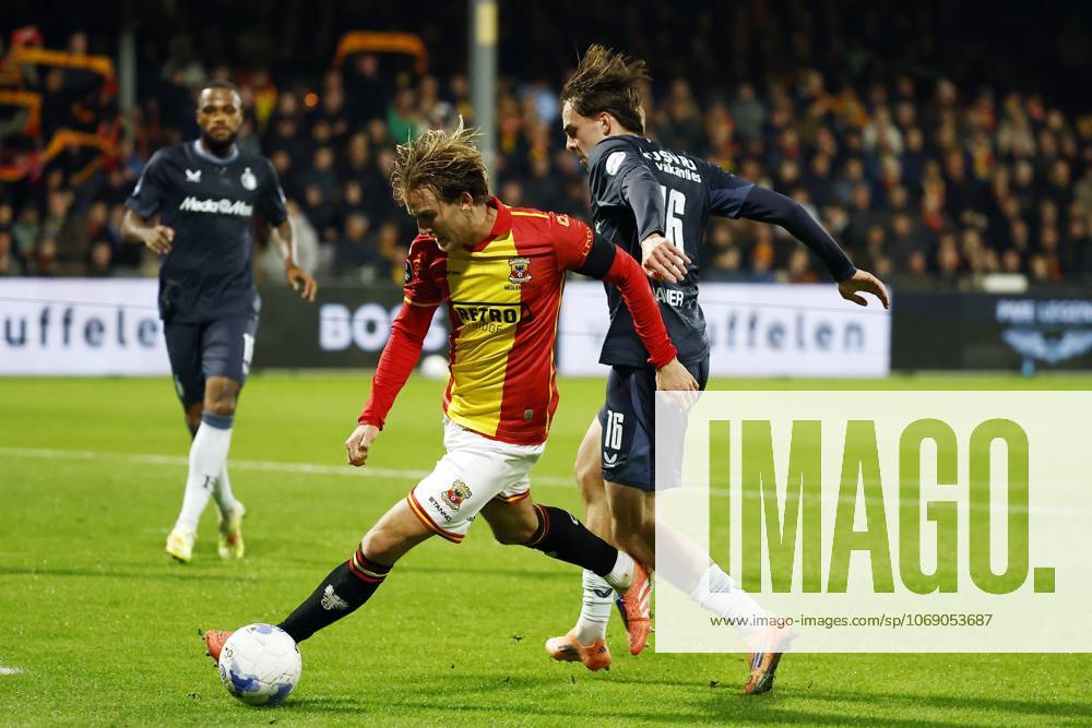 DEVENTER - (L-R) Melle Meulensteen of Go Ahead Eagles, Leo Sauer of Feyenoord during the Dutch Eredivisie match between Go Ahead Eagles and Feyenoord at De Adelaarshorst on November 9, 2025, in Deventer, Netherlands. ANP VINCENT JANNINK Eredivisie 2025-2026 ANPxSportx IVx 541703410 originalFilename: 541703410