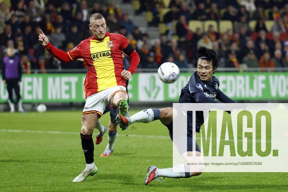 DEVENTER - (l-r) Joris Kramer of Go Ahead Eagles, Ayase Ueda of Feyenoord during the Dutch Eredivisie match between Go Ahead Eagles and Feyenoord at De Adelaarshorst on November 9, 2025, in Deventer, Netherlands. ANP VINCENT JANNINK Eredivisie 2025-2026 ANPxSportx IVx 541709318 originalFilename: 541709318