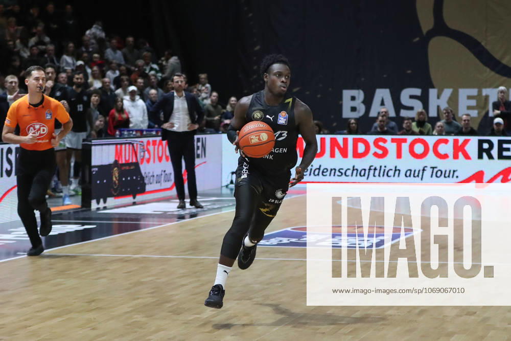 Basketball easyCredit BBL, Basketball Loewen Braunschweig - Veolia Hamburg Towers, v.l. Barra Njie (Braunschweig, 13) Braunschweig