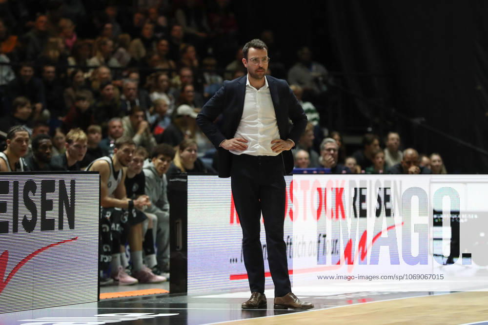 Basketball easyCredit BBL, Basketball Loewen Braunschweig - Veolia Hamburg Towers, v.l. Benka Barloschky (Hamburg, Trainer) Braunschweig