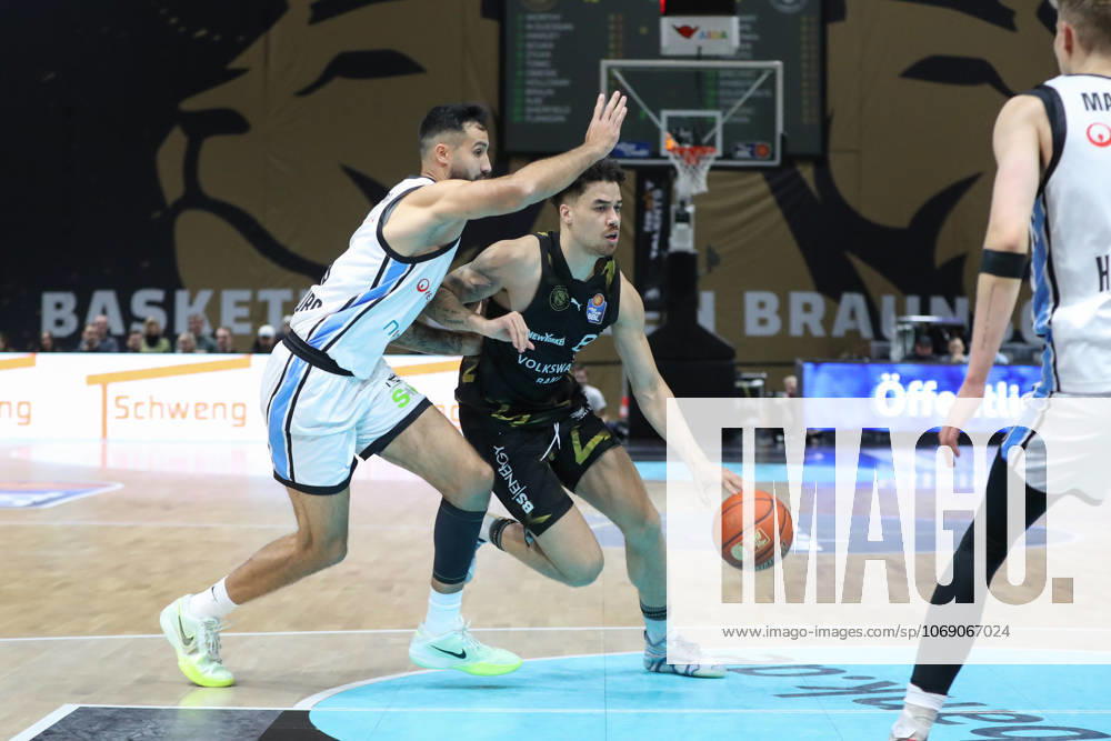 Basketball easyCredit BBL, Basketball Loewen Braunschweig - Veolia Hamburg Towers, v.l. Martin Breunig (Hamburg, 13), Joshua Obiesie (Braunschweig, 8) Braunschweig