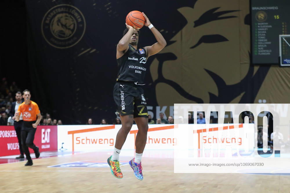 Basketball easyCredit BBL, Basketball Loewen Braunschweig - Veolia Hamburg Towers, v.l. Kenneth Ogbe (Hamburg, 25) Braunschweig