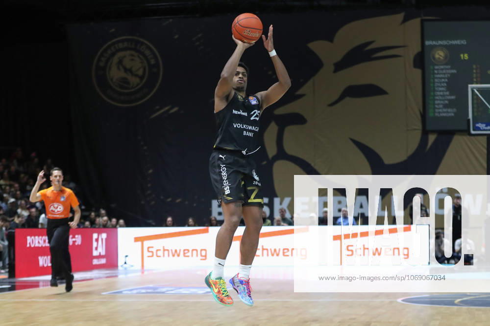 Basketball easyCredit BBL, Basketball Loewen Braunschweig - Veolia Hamburg Towers, v.l. Kenneth Ogbe (Hamburg, 25) Braunschweig