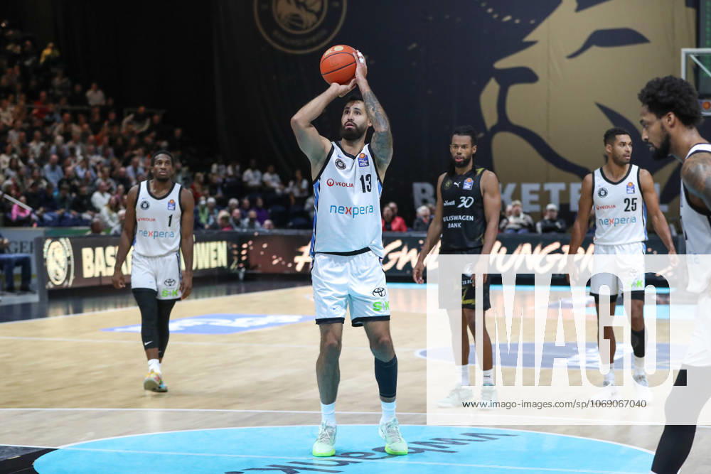 Basketball easyCredit BBL, Basketball Loewen Braunschweig - Veolia Hamburg Towers, v.l. Martin Breunig (Hamburg, 13) wirft Korb, wirft, trifft, Korb, Treffer, scores Braunschweig