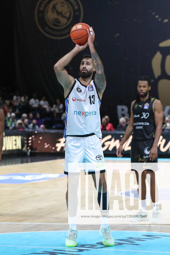 Basketball easyCredit BBL, Basketball Loewen Braunschweig - Veolia Hamburg Towers, v.l. Martin Breunig (Hamburg, 13) wirft Korb, wirft, trifft, Korb, Treffer, scores Braunschweig