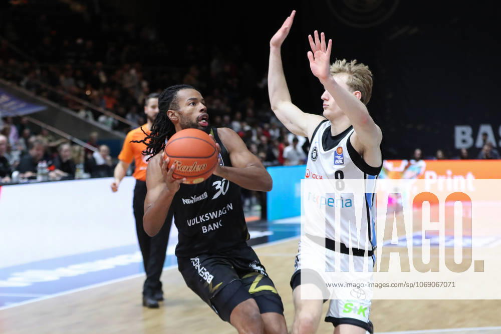 Basketball easyCredit BBL, Basketball Loewen Braunschweig - Veolia Hamburg Towers, v.l. Chip Flanigan (Braunschweig, 30), Jared Grey (Hamburg, 8) Braunschweig