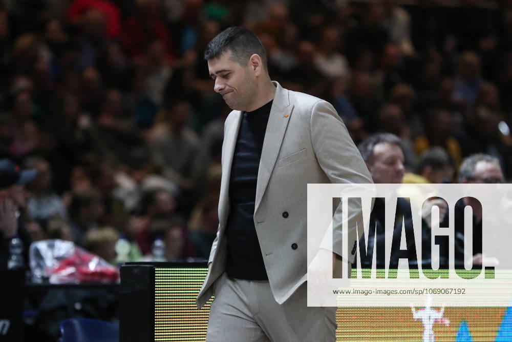 Basketball easyCredit BBL, Basketball Loewen Braunschweig - Veolia Hamburg Towers, v.l. Konstantin Papazoglou (Braunschweig, Trainer) enttaeuscht, enttäuscht, schaut enttaeuscht, niedergeschlagen, disappointed Braunschweig