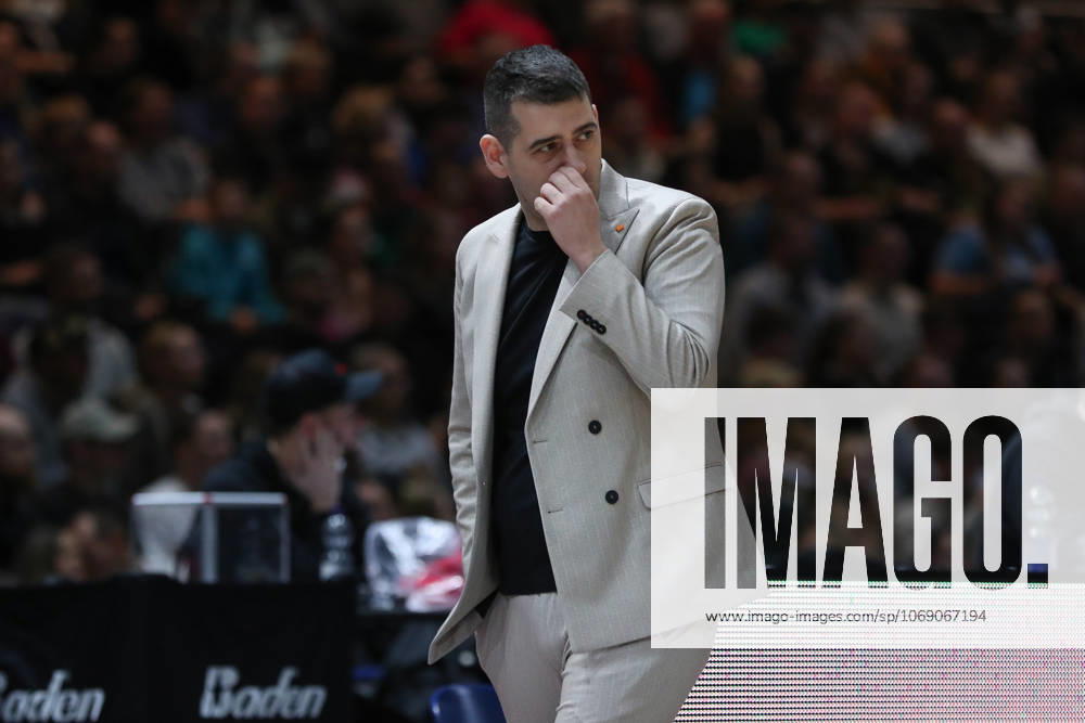 Basketball easyCredit BBL, Basketball Loewen Braunschweig - Veolia Hamburg Towers, v.l. Konstantin Papazoglou (Braunschweig, Trainer) enttaeuscht, enttäuscht, schaut enttaeuscht, niedergeschlagen, disappointed Braunschweig