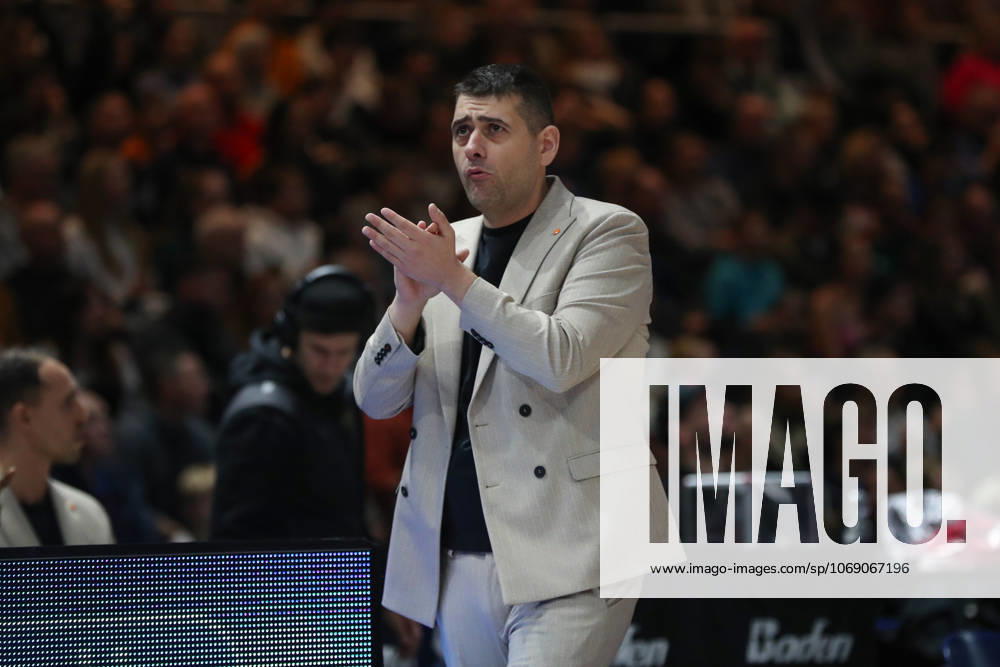 Basketball easyCredit BBL, Basketball Loewen Braunschweig - Veolia Hamburg Towers, v.l. Konstantin Papazoglou (Braunschweig, Trainer) enttaeuscht, enttäuscht, schaut enttaeuscht, niedergeschlagen, disappointed Braunschweig