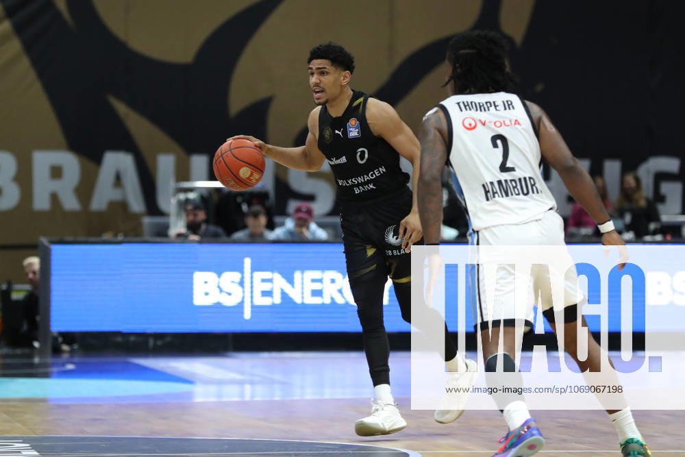 Basketball easyCredit BBL, Basketball Loewen Braunschweig - Veolia Hamburg Towers, v.l. Adrian Worthy (Braunschweig, 0) Braunschweig