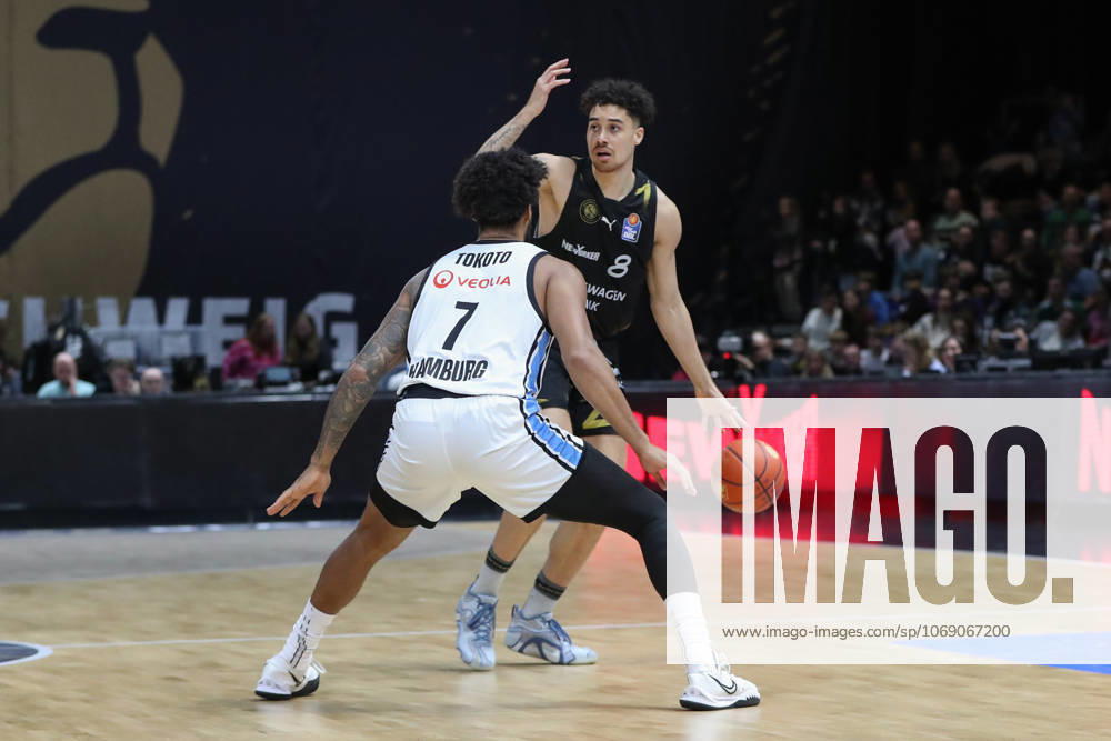 Basketball easyCredit BBL, Basketball Loewen Braunschweig - Veolia Hamburg Towers, v.l. Jean Pierre Tokoto (Hamburg, 7), Joshua Obiesie (Braunschweig, 8) Braunschweig