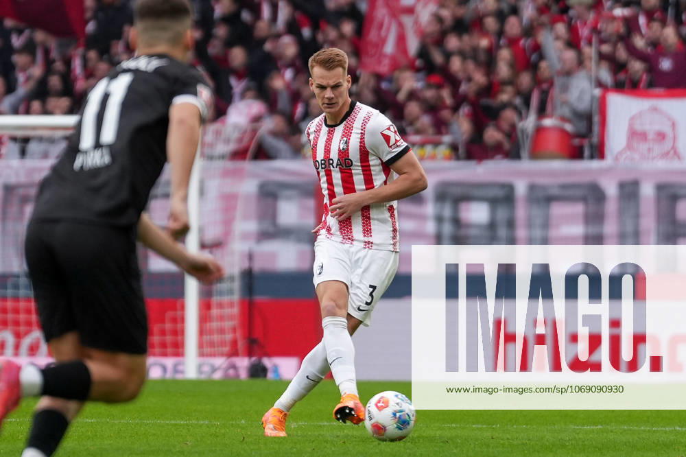 Philipp Lienhart (SC Freiburg, 03) am Ball , Deutschland, Fussball, 1. Bundesliga, 10.Spieltag, 2025 2026, SC Freiburg vs. FC St. Pauli, 09.11.2025, Europa-Park Stadion, Freiburg, Deutschland DFL REGULATIONS PROHIBIT ANY USE OF PHOTOGRAPHS AS IMAGE SEQUENCES AND OR QUASI-VIDEO. Freiburg Europa-Park Stadion Baden-Württemberg Deutschland