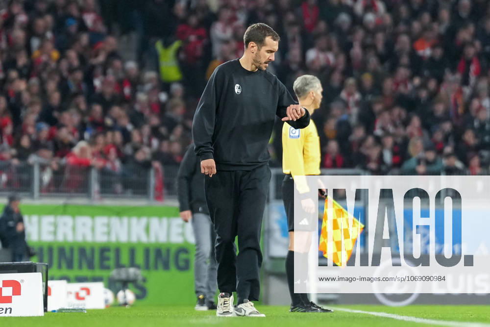 Julian Schuster (SC Freiburg, Trainer) schaut auf die Uhr , Deutschland, Fussball, 1. Bundesliga, 10.Spieltag, 2025 2026, SC Freiburg vs. FC St. Pauli, 09.11.2025, Europa-Park Stadion, Freiburg, Deutschland DFL REGULATIONS PROHIBIT ANY USE OF PHOTOGRAPHS AS IMAGE SEQUENCES AND OR QUASI-VIDEO. Freiburg Europa-Park Stadion Baden-Württemberg Deutschland