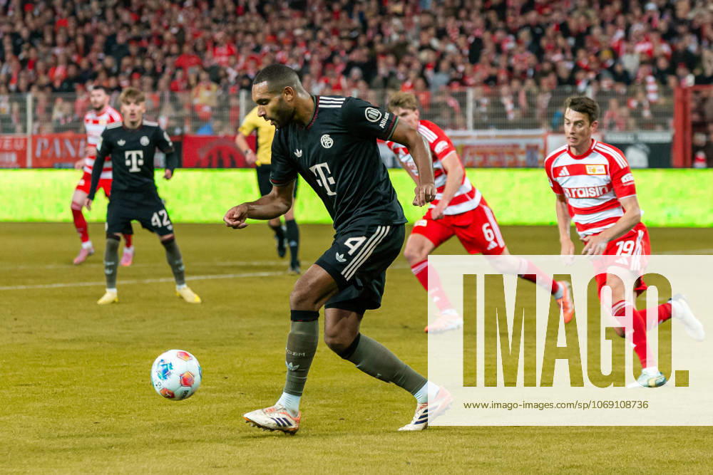 Jonathan Tah (FC Bayern München) in Aktion, am Ball, Einzelaktion waehrend des spiels der Bundesliga zwischen 1. FC Union Berlin und FC Bayern München, Stadion An der Alten Försterei am 08. November 2025 in Berlin, Deutschland. (Foto von Mario Hommes DeFodi Images) +++ Jonathan Tah (FC Bayern München) controls the ball during the Bundesliga match between 1. FC Union Berlin and FC Bayern München at Stadion An der Alten Försterei on November 8, 2025 in Berlin, Germany. (Photo by Mario Hommes DeFodi Images) DFL regulations prohibit any use of photographs as image sequences and or quasi-video. Jonathan Tah FC Bayern München in action, on the ball, individual action during the Bundesliga match between 1 FC Union Berlin and FC Bayern München, Stadion An der Alten Försterei on November 8, 2025 in Berlin, Germany Photo by Mario Hommes DeFodi Images Jonathan Tah FC Bayern München controls the ball during the Bundesliga match between 1 FC Union Berlin and FC Bayern München at Stadion An der Alten Försterei on November 8, 2025 in Berlin, Germany Photo by Mario Hommes DeFodi Images DFL regulations prohibit any use of photographs as image sequences and or quasi video