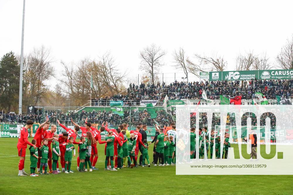 Leipzig, 08.11.2025, Alfred-Kunze-Sportpark, Fußball, Männer, Saison 2025 2026, Regionalliga Nordost, 15. Spieltag , BSG Chemie Leipzig - ZFC Meuselwitz , Im Bild.:Aufstellung der Mannschaften ,