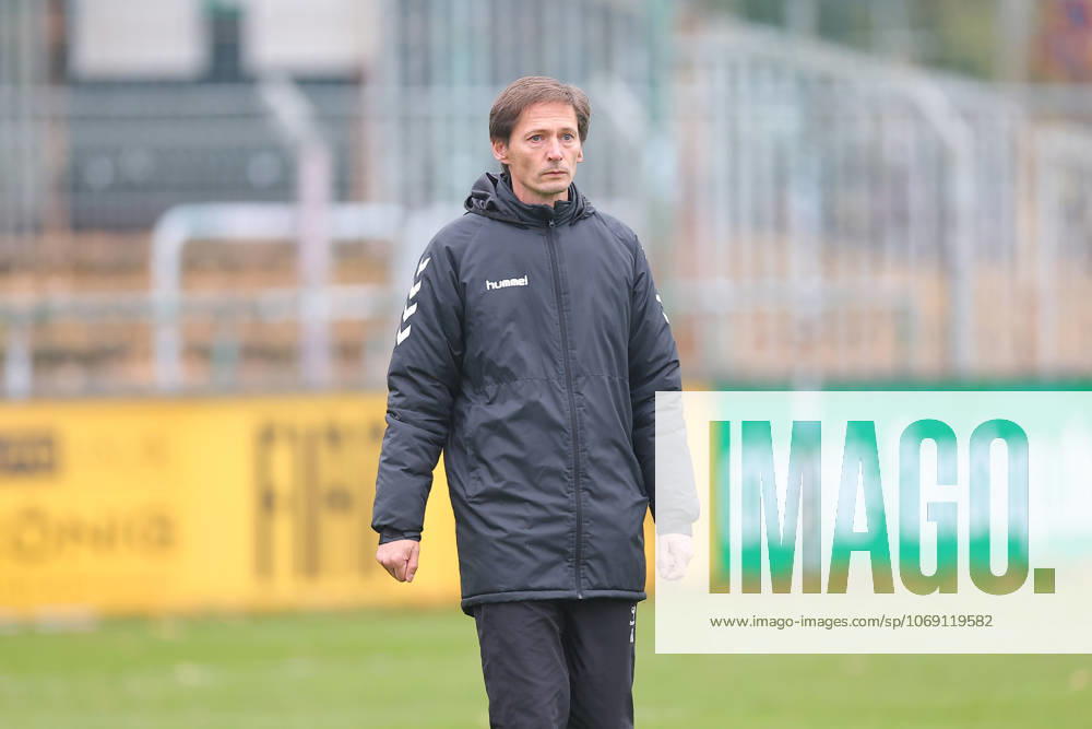 Leipzig, 08.11.2025, Alfred-Kunze-Sportpark, Fußball, Männer, Saison 2025 2026, Regionalliga Nordost, 15. Spieltag , BSG Chemie Leipzig - ZFC Meuselwitz , Im Bild: Trainer Georg-Martin Leopold, ZFC Meuselwitz ,