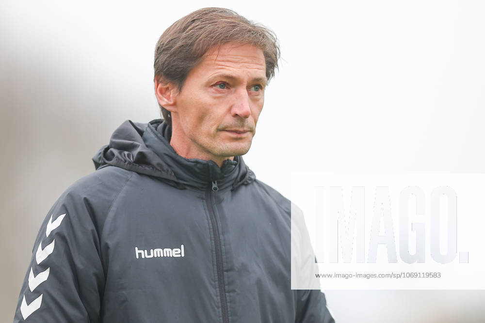 Leipzig, 08.11.2025, Alfred-Kunze-Sportpark, Fußball, Männer, Saison 2025 2026, Regionalliga Nordost, 15. Spieltag , BSG Chemie Leipzig - ZFC Meuselwitz , Im Bild: Trainer Georg-Martin Leopold, ZFC Meuselwitz ,