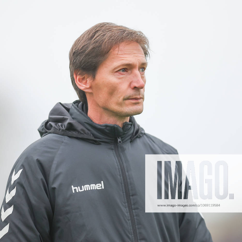 Leipzig, 08.11.2025, Alfred-Kunze-Sportpark, Fußball, Männer, Saison 2025 2026, Regionalliga Nordost, 15. Spieltag , BSG Chemie Leipzig - ZFC Meuselwitz , Im Bild: Trainer Georg-Martin Leopold, ZFC Meuselwitz ,