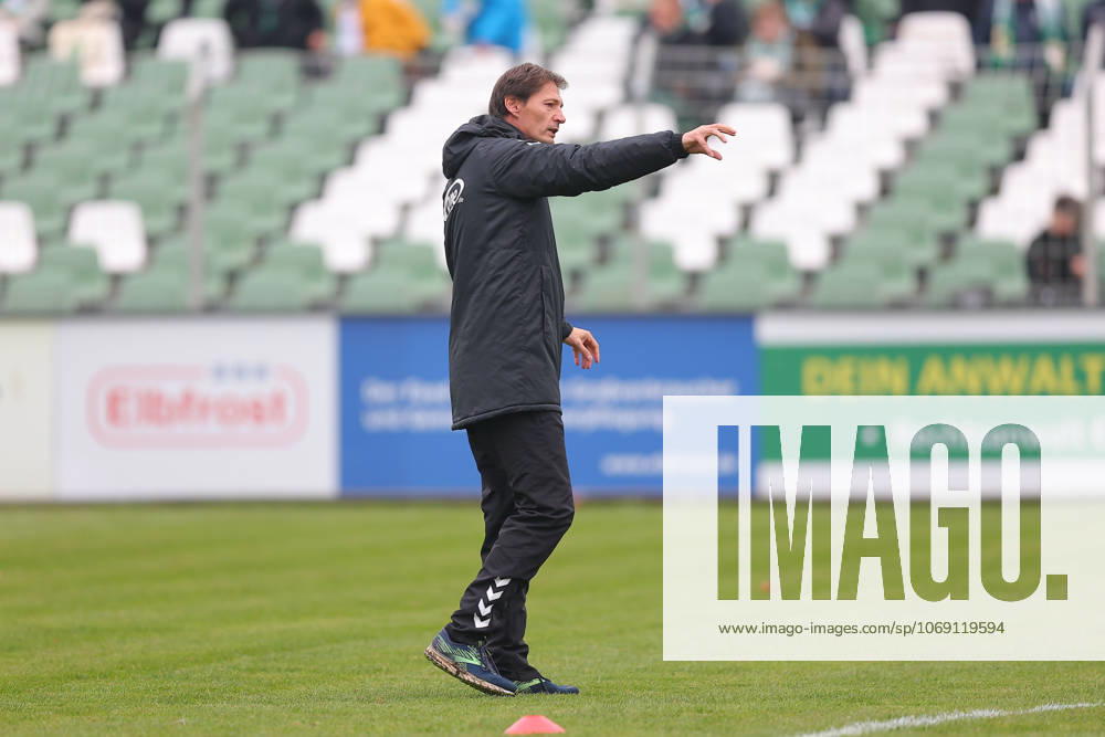 Leipzig, 08.11.2025, Alfred-Kunze-Sportpark, Fußball, Männer, Saison 2025 2026, Regionalliga Nordost, 15. Spieltag , BSG Chemie Leipzig - ZFC Meuselwitz , Im Bild: Trainer Georg-Martin Leopold, ZFC Meuselwitz ,