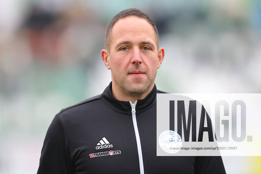 Leipzig, 08.11.2025, Alfred-Kunze-Sportpark, Fußball, Männer, Saison 2025 2026, Regionalliga Nordost, 15. Spieltag , BSG Chemie Leipzig - ZFC Meuselwitz , Im Bild: Schiedsrichter Henry Müller Mueller ,