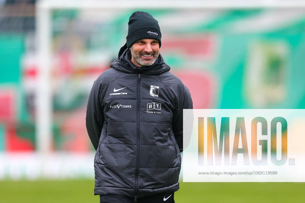 Leipzig, 08.11.2025, Alfred-Kunze-Sportpark, Fußball, Männer, Saison 2025 2026, Regionalliga Nordost, 15. Spieltag , BSG Chemie Leipzig - ZFC Meuselwitz 0:2 (0:2) , Im Bild.: Trainer Adrian Alipour, Chemie Leipzig ,
