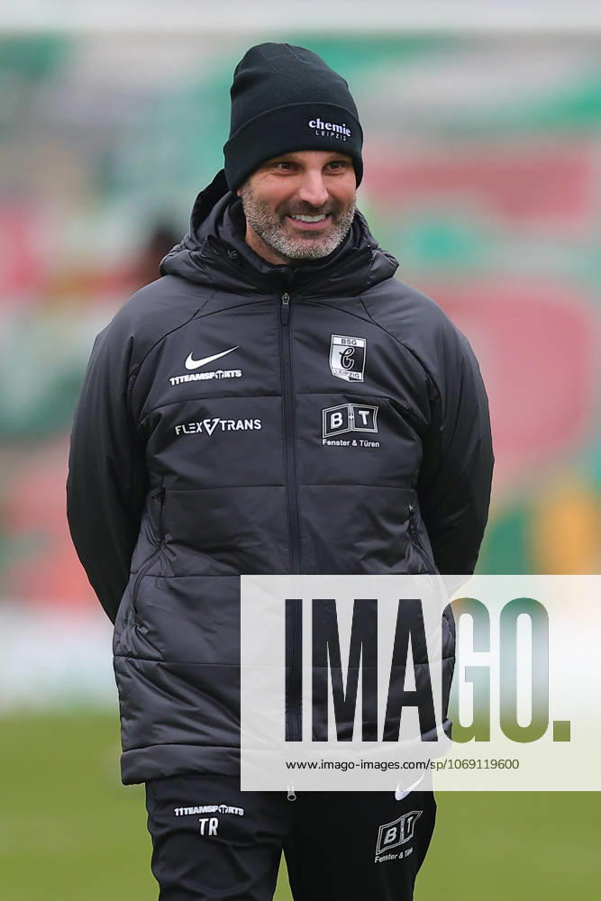 Leipzig, 08.11.2025, Alfred-Kunze-Sportpark, Fußball, Männer, Saison 2025 2026, Regionalliga Nordost, 15. Spieltag , BSG Chemie Leipzig - ZFC Meuselwitz 0:2 (0:2) , Im Bild.: Trainer Adrian Alipour, Chemie Leipzig ,