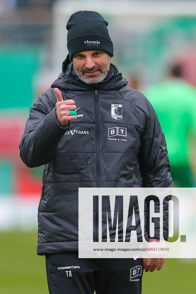 Leipzig, 08.11.2025, Alfred-Kunze-Sportpark, Fußball, Männer, Saison 2025 2026, Regionalliga Nordost, 15. Spieltag , BSG Chemie Leipzig - ZFC Meuselwitz 0:2 (0:2) , Im Bild.: Trainer Adrian Alipour, Chemie Leipzig ,