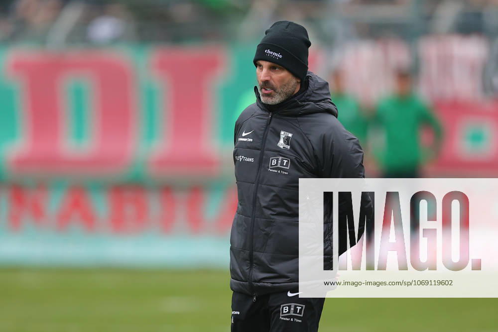 Leipzig, 08.11.2025, Alfred-Kunze-Sportpark, Fußball, Männer, Saison 2025 2026, Regionalliga Nordost, 15. Spieltag , BSG Chemie Leipzig - ZFC Meuselwitz 0:2 (0:2) , Im Bild.: Trainer Adrian Alipour, Chemie Leipzig ,