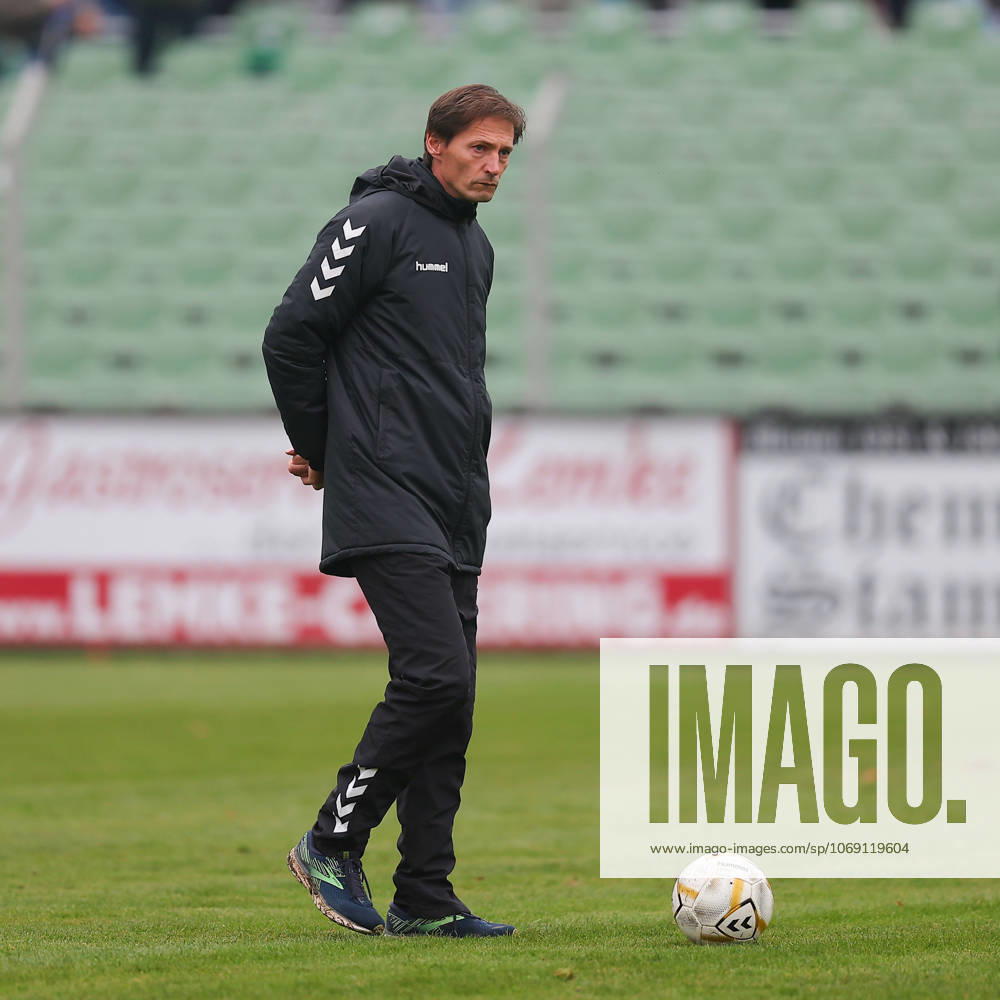 Leipzig, 08.11.2025, Alfred-Kunze-Sportpark, Fußball, Männer, Saison 2025 2026, Regionalliga Nordost, 15. Spieltag , BSG Chemie Leipzig - ZFC Meuselwitz 0:2 (0:2) , Im Bild: Trainer Georg-Martin Leopold, ZFC Meuselwitz ,