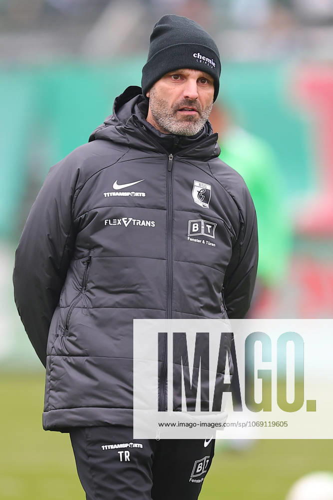 Leipzig, 08.11.2025, Alfred-Kunze-Sportpark, Fußball, Männer, Saison 2025 2026, Regionalliga Nordost, 15. Spieltag , BSG Chemie Leipzig - ZFC Meuselwitz 0:2 (0:2) , Im Bild: Trainer Adrian Alipour, Chemie Leipzig ,