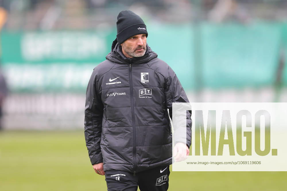 Leipzig, 08.11.2025, Alfred-Kunze-Sportpark, Fußball, Männer, Saison 2025 2026, Regionalliga Nordost, 15. Spieltag , BSG Chemie Leipzig - ZFC Meuselwitz 0:2 (0:2) , Im Bild: Trainer Adrian Alipour, Chemie Leipzig ,