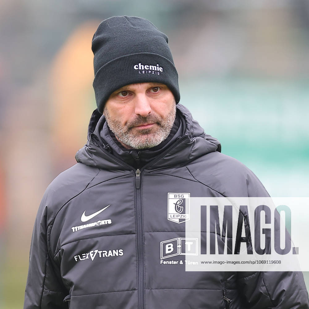 Leipzig, 08.11.2025, Alfred-Kunze-Sportpark, Fußball, Männer, Saison 2025 2026, Regionalliga Nordost, 15. Spieltag , BSG Chemie Leipzig - ZFC Meuselwitz 0:2 (0:2) , Im Bild: Trainer Adrian Alipour, Chemie Leipzig ,