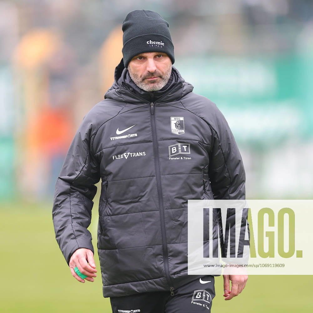 Leipzig, 08.11.2025, Alfred-Kunze-Sportpark, Fußball, Männer, Saison 2025 2026, Regionalliga Nordost, 15. Spieltag , BSG Chemie Leipzig - ZFC Meuselwitz 0:2 (0:2) , Im Bild: Trainer Adrian Alipour, Chemie Leipzig ,