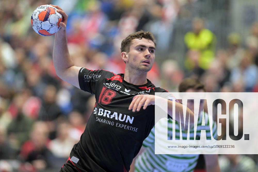 Florian Drosten (MT Melsungen 18) beim Wurf; Miklos Karai (FTC-Green Collect 34) (R) , GER, MT Melsungen - Ferencvarosi Torna Club Green Collect Budapest (HUN)l, Handball, EHF European League Maenner, Group Matches, Saison 2025 2026, 11.11.2025, GER, MT Melsungen - FTC-Green Collect, Handball, EHF Maenner, Group Matches, Saison 2025 2026, 11.11.2025 Kassel