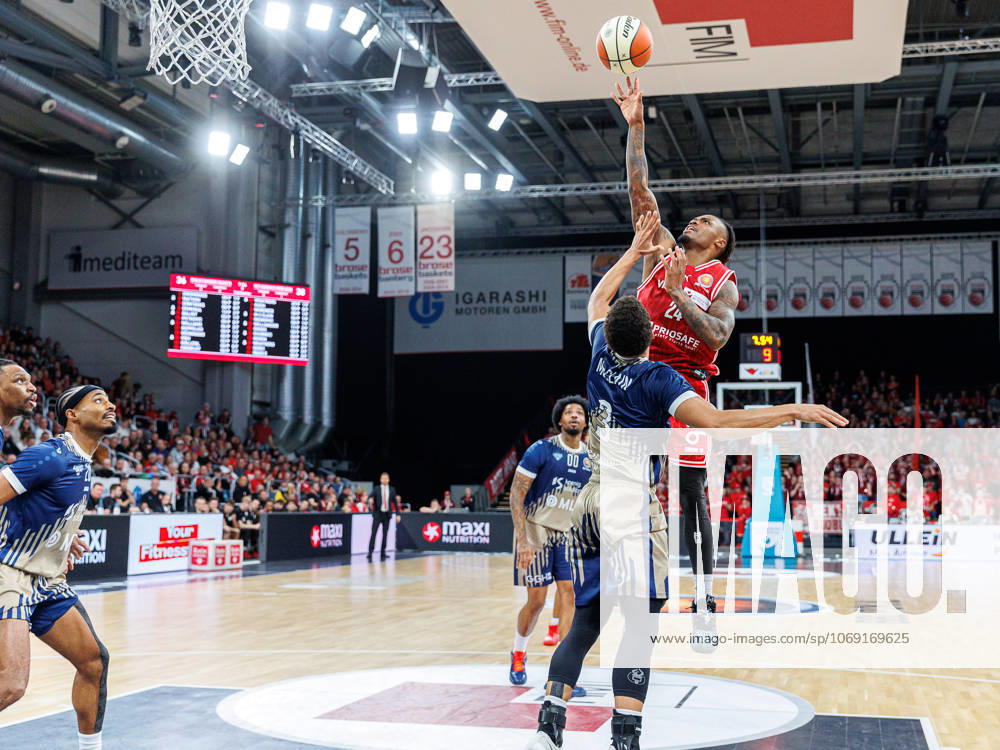 Kevin McClain (MLP Academics Heidelberg, 03), Cobe Williams (BMA365 Bamberg Baskets, 24), BMA365 Bamberg Baskets vs. MLP Academics Heidelberg, Basketball, BBL Pokal, Viertelfinale, 13.11.2025 BMA365 Bamberg Baskets vs. MLP Academics Heidelberg, Basketball, BBL Pokal, Viertelfinale, 13.11.2025 Bamberg