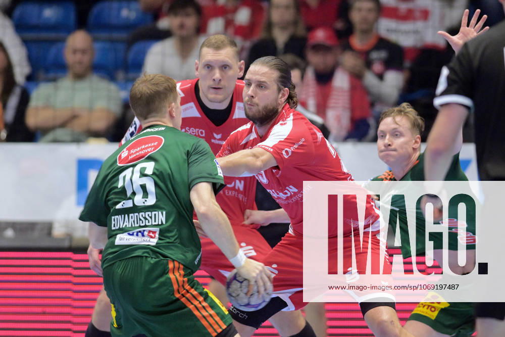 Jonathan Edvardsson (TSV Hannover-Burgdorf 26) (am Ball), Dainis Kristopans (MT Melsungen 10), Olle Forsell Schefvert (MT Melsungen 25) (R), August Baskar Pedersen (TSV Hannover-Burgdorf 17) (R) , GER, MT Melsungen - TSV Hannover-Burgdorf, Handball, 1. Bundesliga, 12. Spieltag, Saison 2025 2026, 14.11.2025, GER, MT Melsungen - TSV Hannover-Burgdorf, Handball, 1. Bundesliga, 12. Spieltag, Saison 2025 2026, 14.11.2025 Kassel